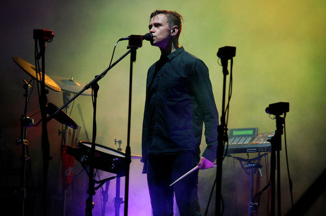 Музыкант Дельфин (Андрей Лысиков) во время выступления на фестивале KUBANA-2012 в поселке Веселовка
