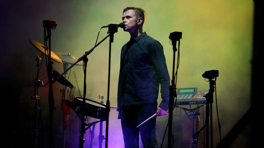 Музыкант Дельфин (Андрей Лысиков) во время выступления на&nbsp;фестивале KUBANA-2012 в&nbsp;поселке Веселовка