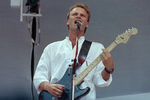Музыкант Стинг во время выступления на стадионе «Уэмбли» в Лондоне, 13 июля 1985 