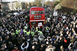 Фанаты встречают последний даблдекер, который прибывает на конечную остановку, Лондон, 9 декабря 2005 года