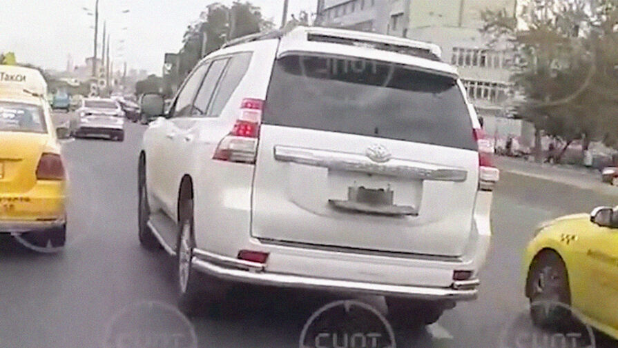 Лихача на внедорожнике с откидывающимися номерами сняли на видео в Москве