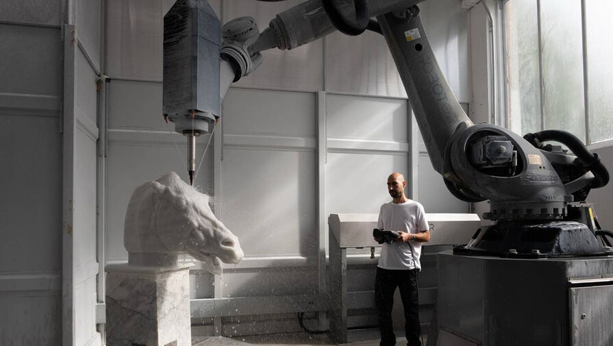 Британский робот вырезал из мрамора точную копию скульптуры из Парфенона