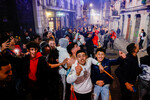 Фанаты сборной Марокко празднуют победу над сборной Испании на чемпионате мира в Катаре, Бильбао, Испания, 6 декабря 2022 года
