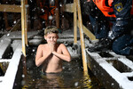 Мурманск. Мальчик во время крещенских купаний в Семеновском озере, 19 января 2023 года