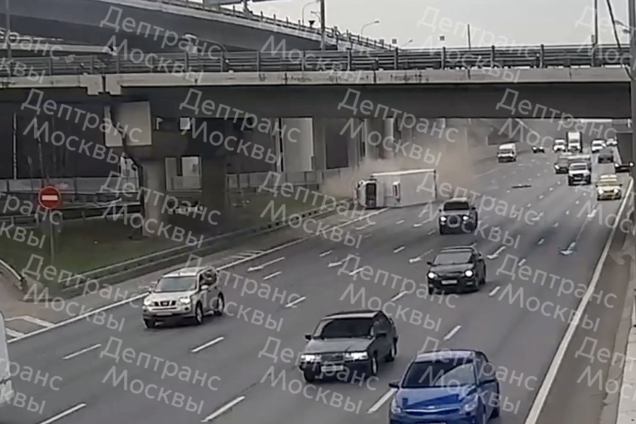 Фура перевернулась на мкаде. Мкад. Мкад перевернулась машина. Мкад. Мкад москва.