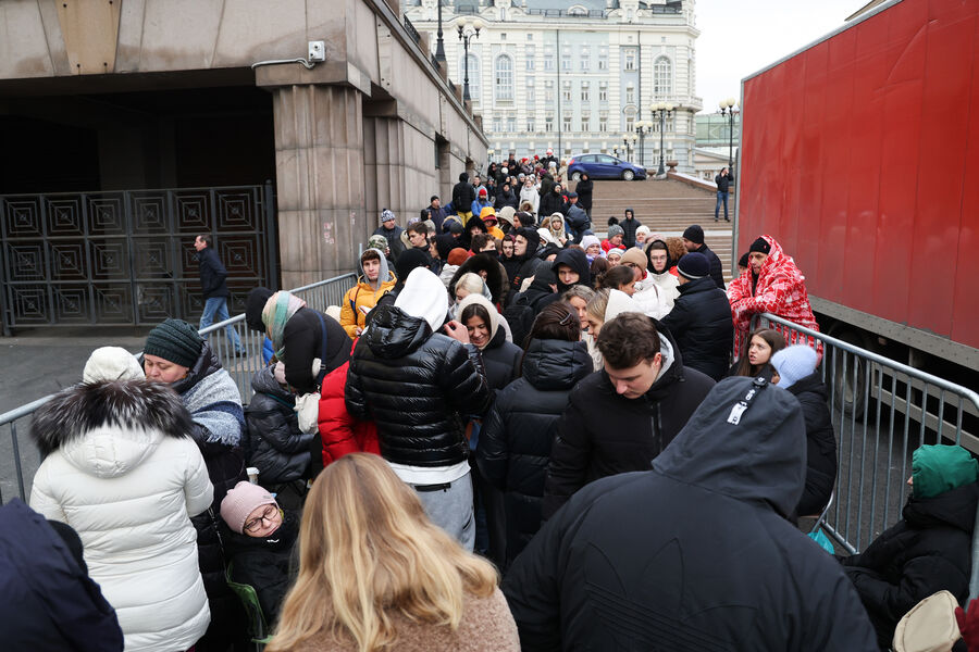 Люди в очереди за билетами на спектакль «Щелкунчик» на Театральной площади, 10 ноября 2023 года