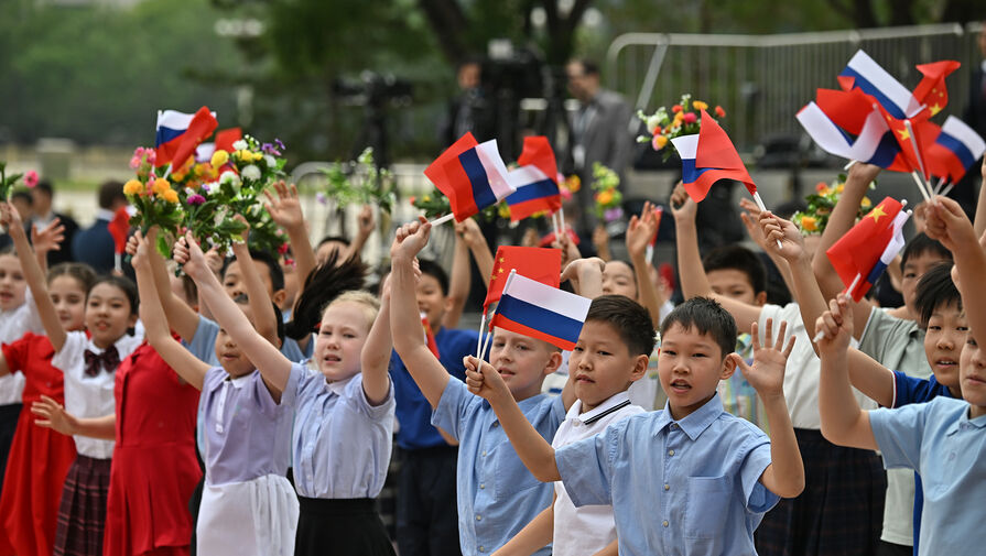 Школьники в Пекине встретили Путина с флажками и цветами