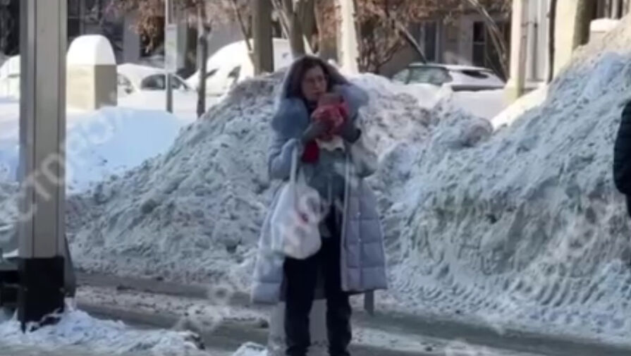 Москвичи засняли женщину, ожидавшую трамвая с плачущим младенцем без верхней одежды