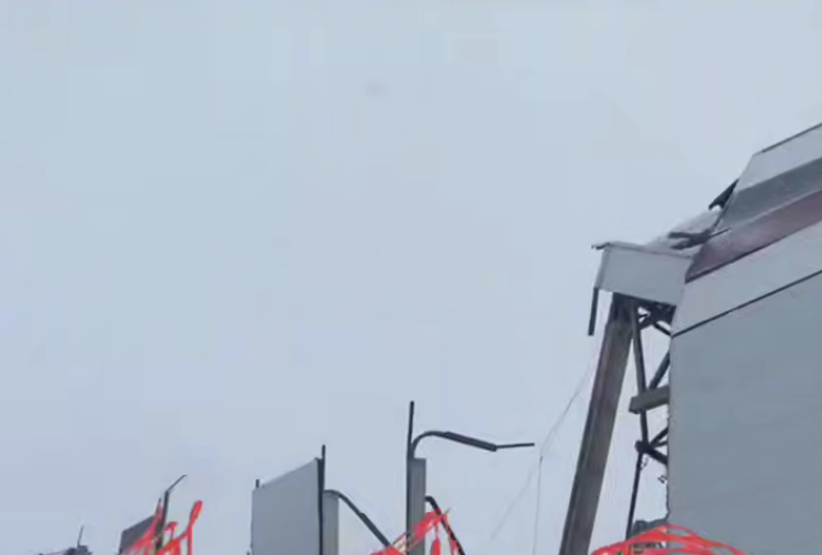 Двух человек достали из-под завалов после обрушения крыши на заводе Evolute