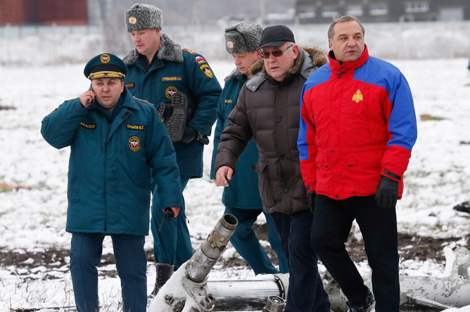 Глава МЧС РФ Владимир Пучков (справа) на месте крушения пассажирского самолета Boeing 737-800 авиакомпании Flydubai в аэропорту Ростова-на-Дону