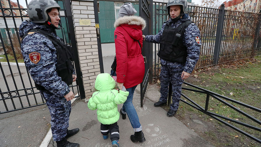 Сотрудники Росгвардии во время профилактического рейда с целью проверки работы охранной службы в одном из детских садов Санкт-Петербурга, 5 ноября 2019 года