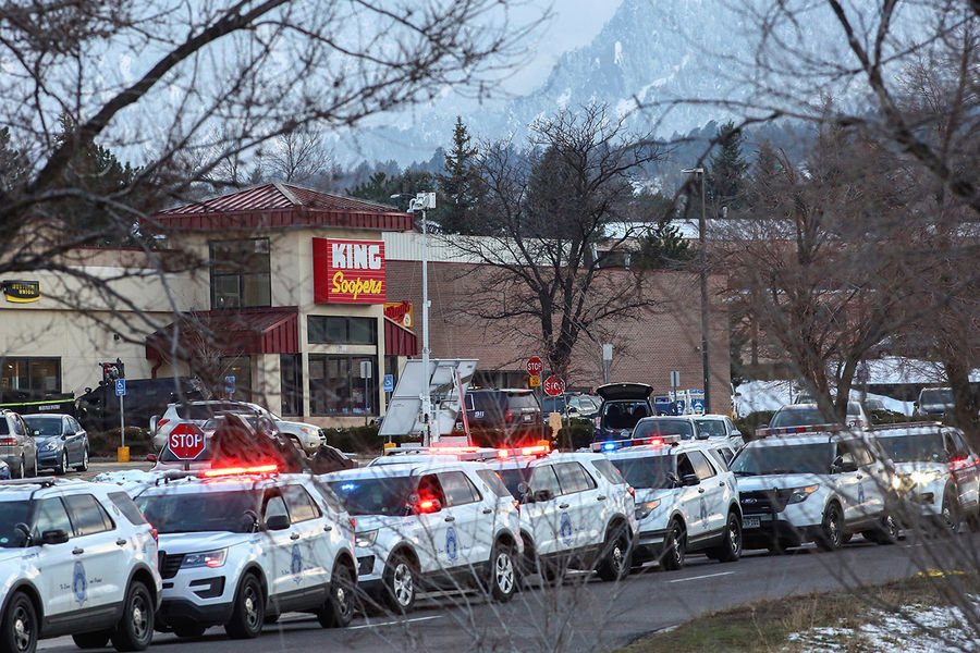 Экстренные службы на&nbsp;месте стрельбы в&nbsp;супермаркете King Soopers в&nbsp;Боулдере, штат Колорадо, 22 марта 2021 года