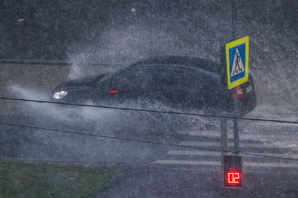 Автомобиль во время дождя на&nbsp;одной из&nbsp;улиц города, 25&nbsp;июля 2022&nbsp;года