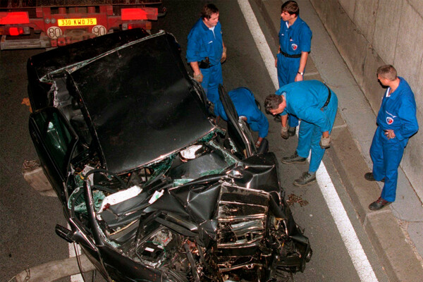 Полицейские возле Mercedes S280 после аварии, в которой разбилась принцесса Диана, 31 августа 1997 года
