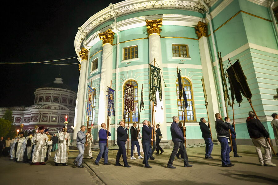 Прихожане и священнослужители во время крестного хода на&nbsp;пасхальной службе в&nbsp;Знаменском кафедральном соборе Курска, 20&nbsp;апреля 2025&nbsp;года