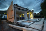 Поврежденное здание почтовой службы в Виссо