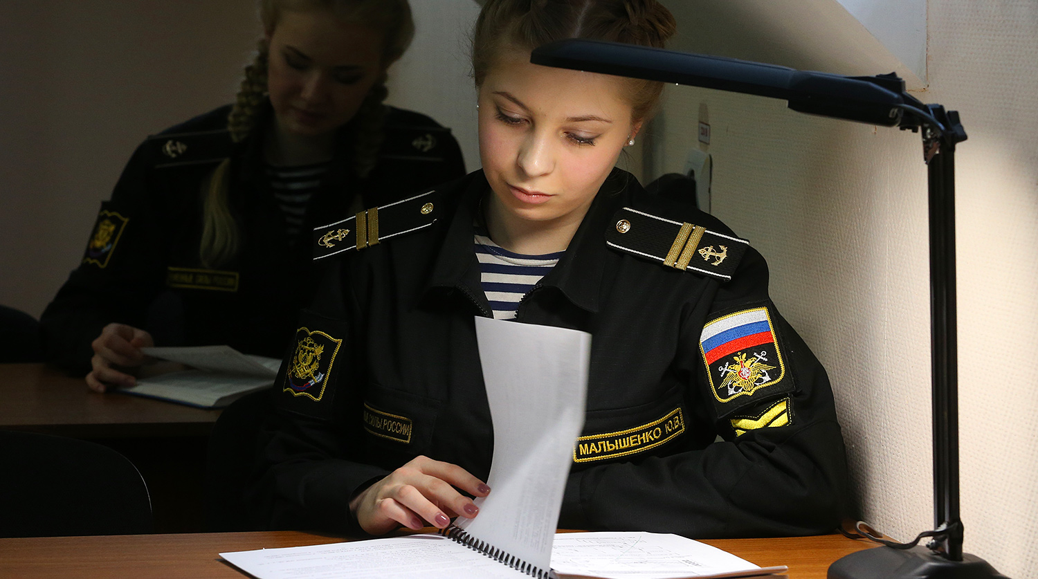 Девушки-курсанты факультета во время лекции в Военно-морском политехническом институте в Петродворце