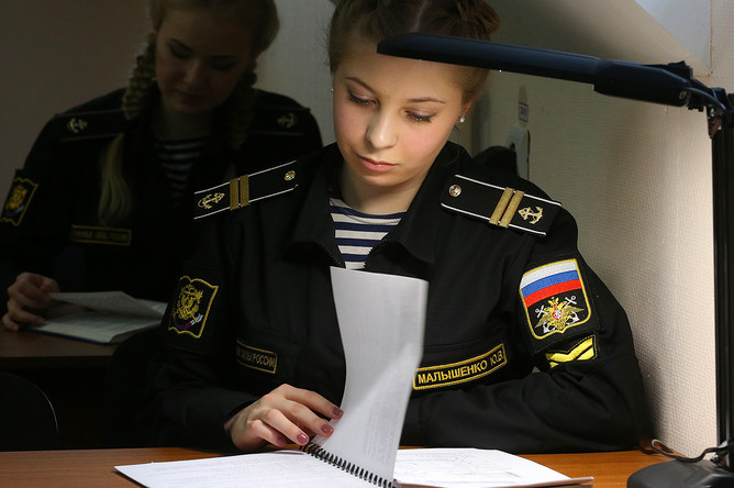 Девушки-курсанты факультета во время лекции в Военно-морском политехническом институте в Петродворце