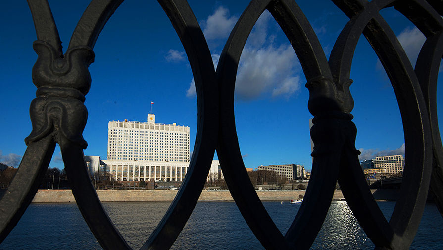 Вид на Дом правительства Российской Федерации с набережной Тараса Шевченко в Москве