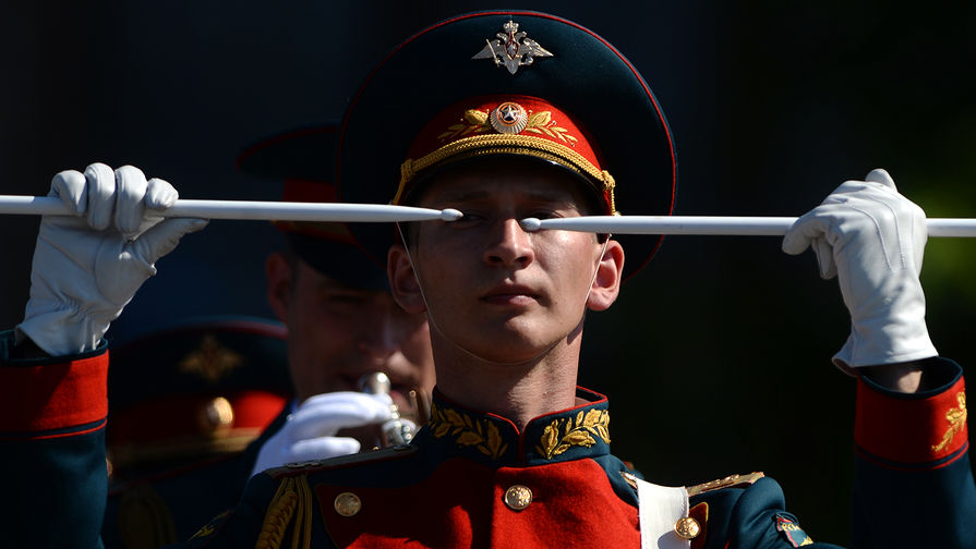Военнослужащий парадного расчета перед началом парада на Красной площади, 9 мая 2016 года