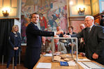Кандидат в президенты Франции Эммануэль Макрон во время голосования на избирательном участке в Ле-Туке во втором туре президентских выборов, 7 мая 2017 года