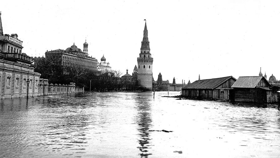 Вид на Кремль со старого Каменного моста во время наводнения, 1908 год