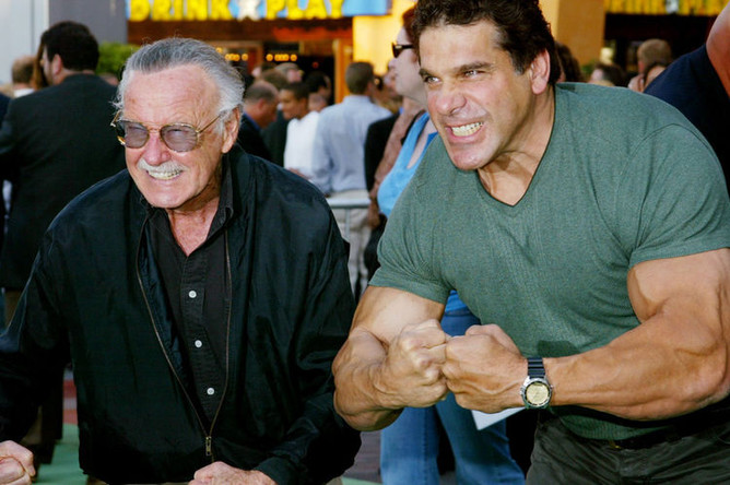 Стэн Ли с бодибилдером Луи Ферриньо, 2003 год