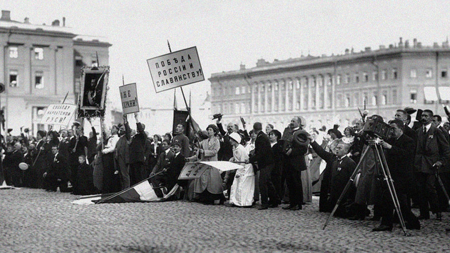 На Дворцовой площади в момент провозглашения манифеста о вступлении России в Первую мировую войну, 1914 год