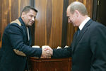 Лидер группы «Любэ» Николай Расторгуев и президент России Владимир Путин во время встречи в Кремле, 2007 год