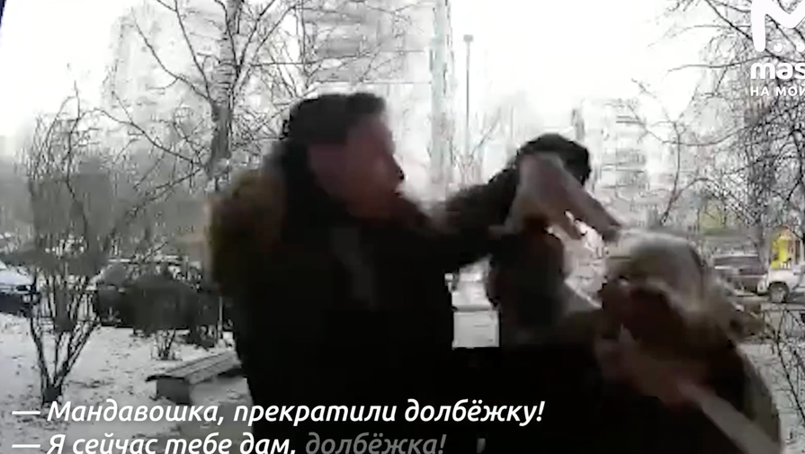 Жительница Петербурга напала на соседку сверху из-за шума в подъезде