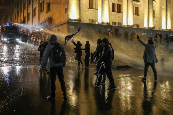 Во время акции протеста против закона об иностранных агентах возле здания парламента Грузии в&nbsp;Тбилиси, 7&nbsp;марта 2023&nbsp;года