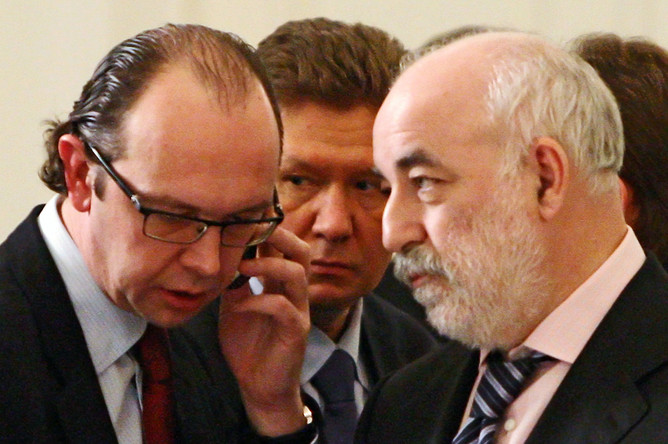 «Газпром» отказался от планов слияния с «Реновой» Виктора Вексельберга (справа) активов в электроэнергетике