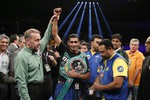 Амир Хан со свежезавоеванным поясом WBC Silver