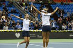 Елена Веснина и Екатерина Макарова празднуют выход в полуфинал Кубка Федерации