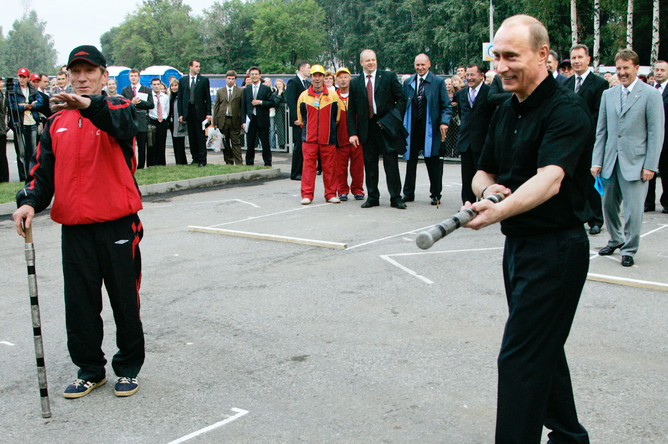 Владимир Путин замечен в любви к национальному виду спорта — городкам
