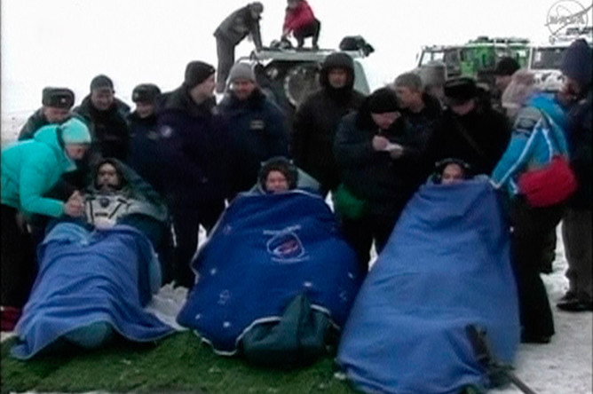Спускаемый аппарат «Союз ТМА-06М» с тремя космонавтами совершил посадку в казахстанской степи