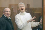 Михаил Ходорковский (признан в РФ иностранным агентом) и Платон Лебедев перед началом судебных слушаний в Хамовническом суде. 2009 год