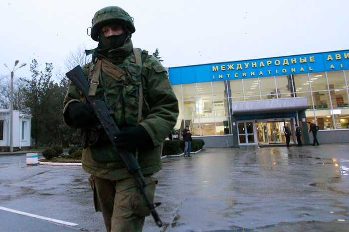 Вооруженный человек у&nbsp;здания аэропорта Симферополя