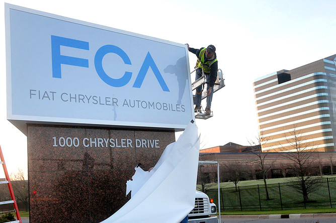 Новая вывеска концерна Fiat Chrysler Automobiles около штаб-квартиры в Оберн-Хиллс