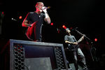 Участники Linkin Park Честер Беннингтон и Майк Шинода во время выступления группы в СК «Олимпийский»