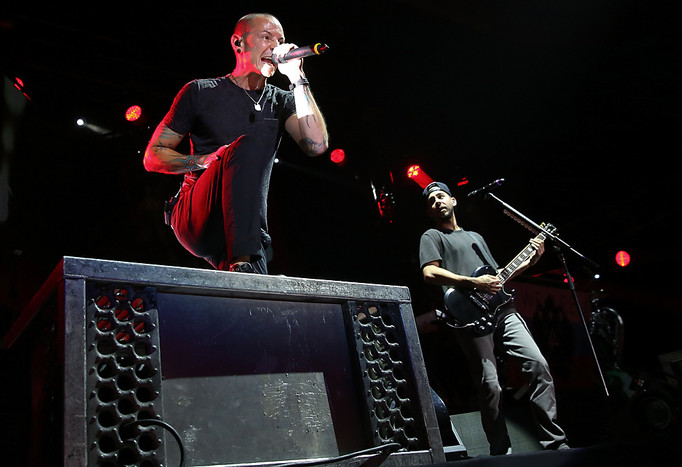 Участники Linkin Park Честер Беннингтон и Майк Шинода во время выступления группы в&nbsp;СК &laquo;Олимпийский&raquo;