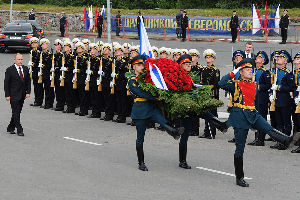 Президент РФ Владимир Путин (слева) на церемонии возложения венка к памятнику Героям-североморцам в День Военно-морского флота
