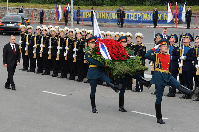 Президент РФ Владимир Путин (слева) на церемонии возложения венка к памятнику Героям-североморцам в День Военно-морского флота