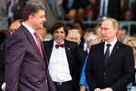 Президент Украины Петр Порошенко и президент России Владимир Путин на торжественной церемонии празднования 70-й годовщины высадки союзных войск в Нормандии