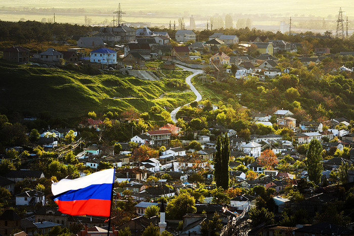 Вид на Бахчисарай и российский флаг в Южном Крыму