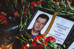 Цветы у памятника офицерам, расположенного на Фрунзенской набережной в Москве