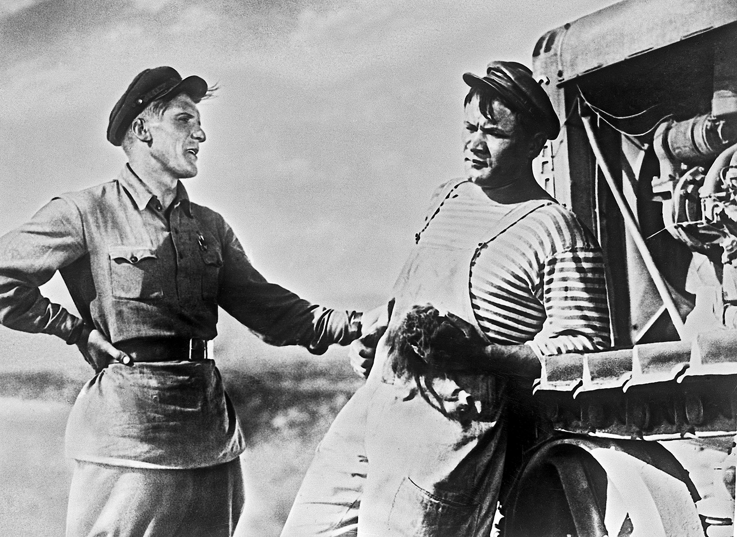 Кадр из кинофильма «Трактористы», 1939 год (режиссер — Иван Пырьев). В роли Клима Ярко — артист Николай Крючков (слева), в роли Назара Думы — артист Борис Андреев