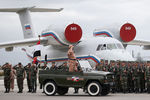 Военнослужащие во время репетиции парада, посвященного 71-й годовщине Победы в Великой Отечественной войне, на авиабазе Хмеймим
