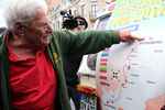 
81-летний немецкий пенсионер-путешественник Винфрид Лангнер, который приехал на раритетном тракторе из Германии в Санкт-Петербург