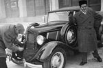 Сергей Эйзенштейн около автомобиля на киностудии в Потылихе (первые павильоны киностудии «Мосфильм»), 1933 год 